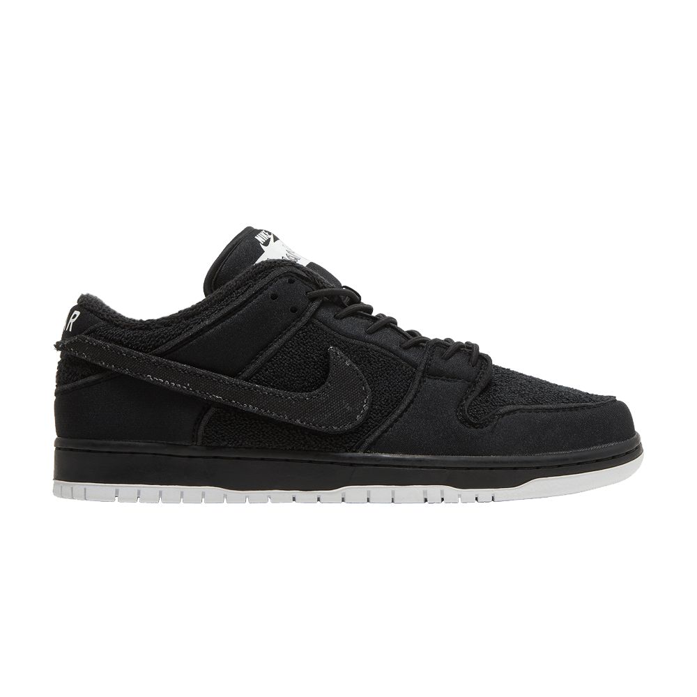 NIKE SB DUNK LOW X GNARHUNTERS