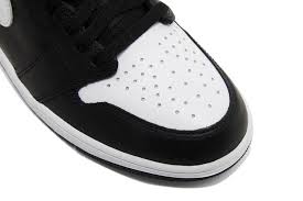 NIKE AIR JORDAN 1 HIGH BLACK / WHITE