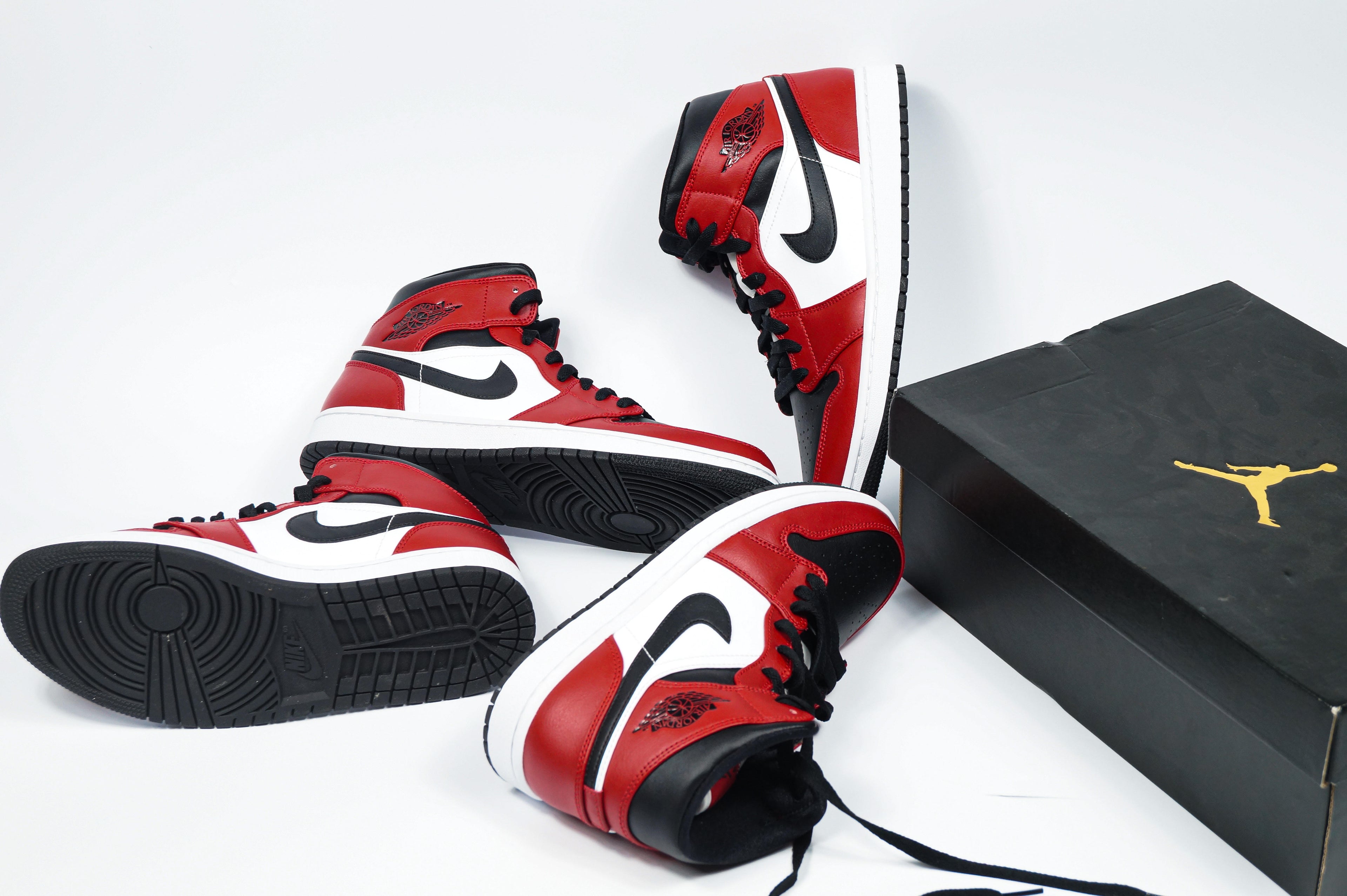 NIKE AIR JORDAN 1 MID "CHICAGO BLACK TOE"