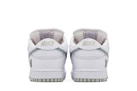 NIKE SB DUNK LOW X SUPREME WHITE METALIC SILVER