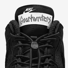 NIKE SB DUNK LOW X GNARHUNTERS