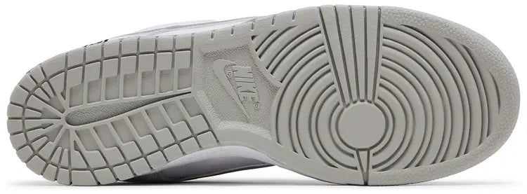 NIKE SB DUNK LOW X SUPREME WHITE METALIC SILVER